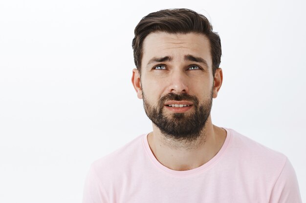 Homem barbudo expressivo em camiseta rosa