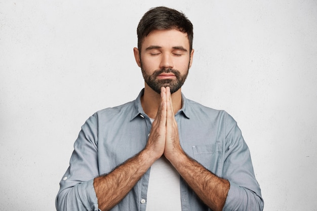 Foto grátis homem barbudo expressivo vestindo camisa