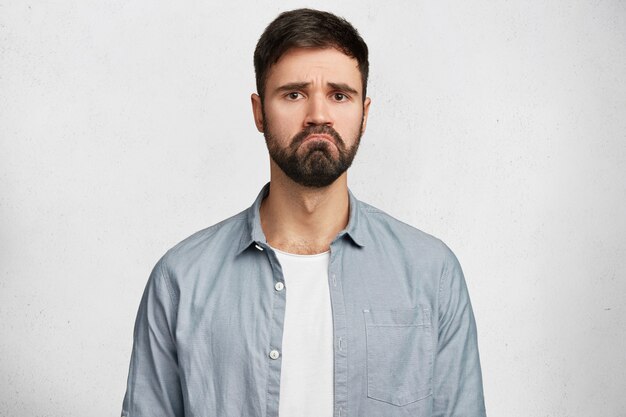 Homem barbudo expressivo vestindo camisa