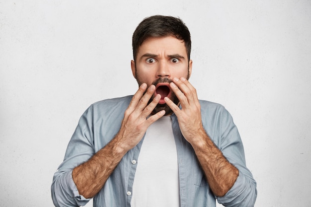 Foto grátis homem barbudo expressivo vestindo camisa