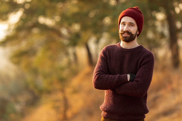 Homem barbudo, ficar na natureza