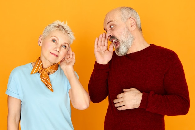 Homem barbudo gritando com sua esposa surda