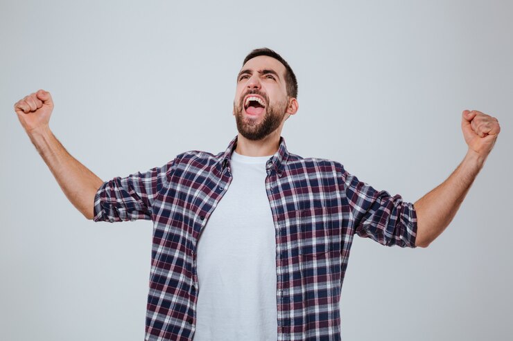 Foto grátis homem barbudo gritando na camisa, olhando para cima
