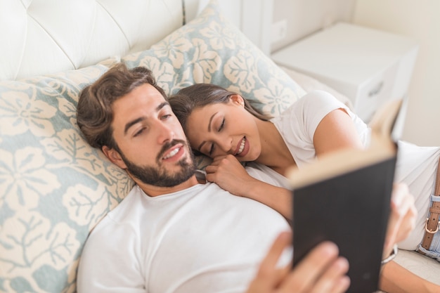 Homem barbudo, livro leitura, perto, dormir, namorada