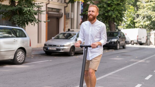 Homem barbudo moderno de frente para o lado de fora de scooter