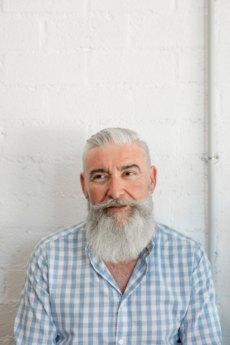 Foto grátis homem barbudo na moda em camisa no salão de beleza