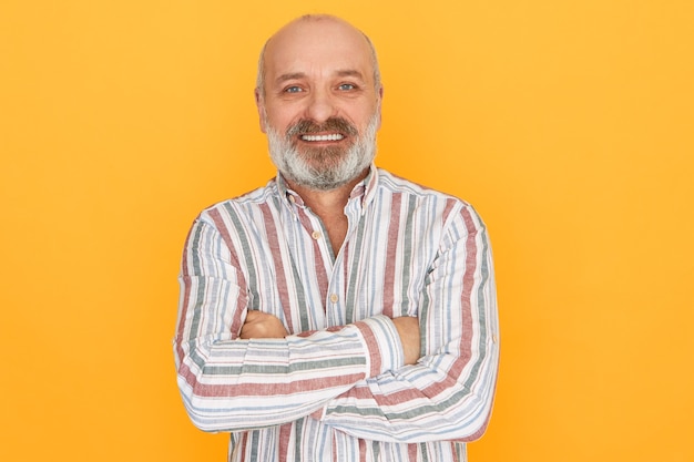 Foto grátis homem barbudo posando com camisa listrada