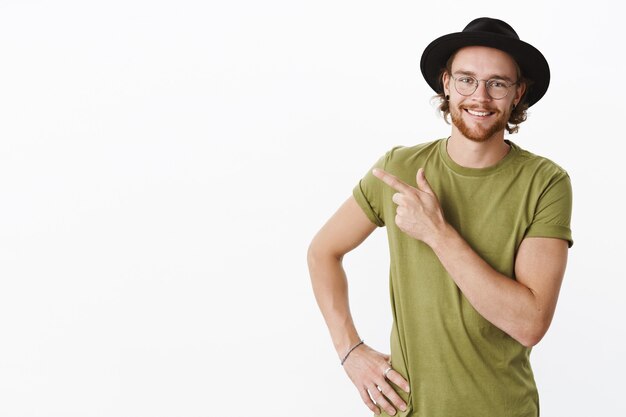 Foto grátis homem barbudo ruivo expressivo com chapéu