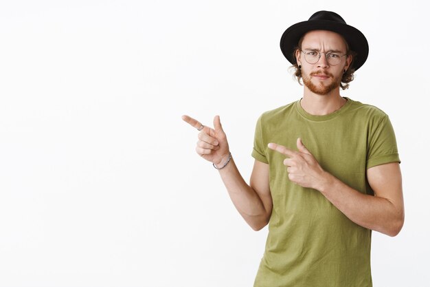 Homem barbudo ruivo expressivo com chapéu