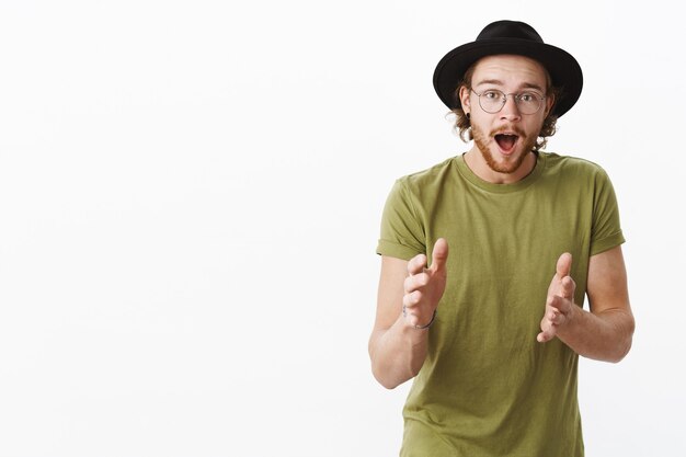 Homem barbudo ruivo expressivo com chapéu