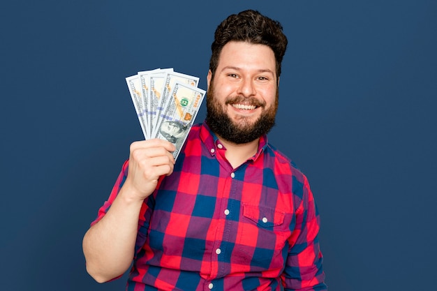 Foto grátis homem barbudo segurando notas de um dólar para campanha de poupança financeira