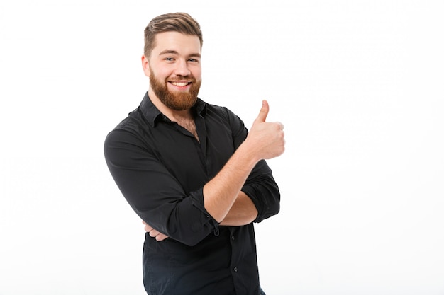 Homem barbudo sorridente na camisa aparecendo polegar