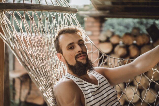 Foto grátis homem barbudo sorrindo, descansando