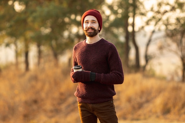 Homem barbudo, vestindo um gorro vermelho