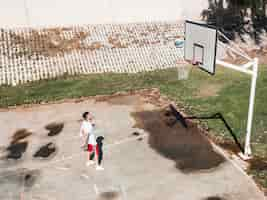 Foto grátis homem, basquetebol jogando, em, a, aro