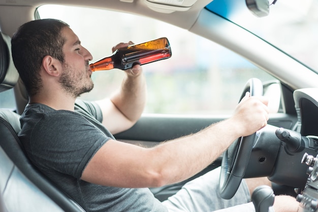 Homem, bebendo, cerveja, carro