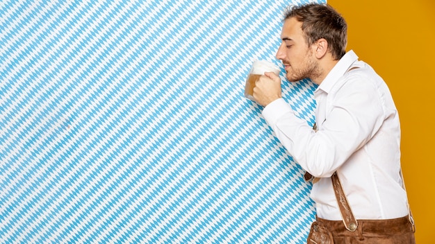 Foto grátis homem, bebendo, cerveja, com, espaço cópia