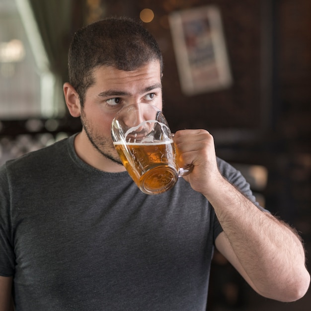 Homem, bebendo, cerveja, e, olhando