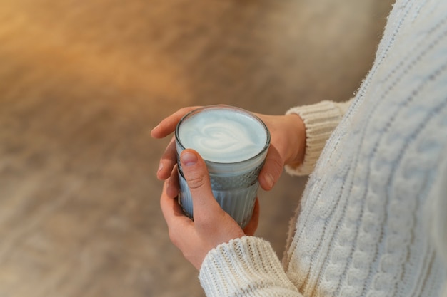 Foto grátis homem bebendo chá matcha