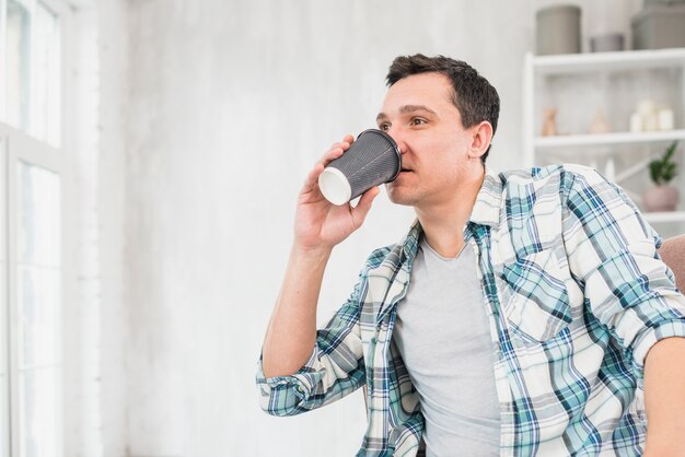 Homem, bebendo, de, copo, ligado, cadeira, casa