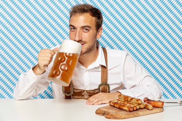 Homem, bebendo, loiro, cerveja, e, alemão, linguiças