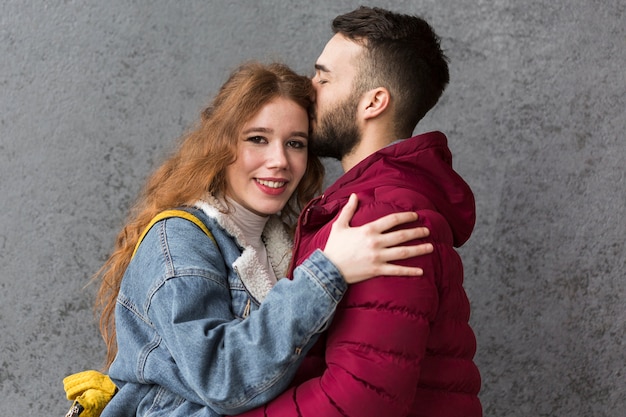 Homem beijando feliz linda namorada