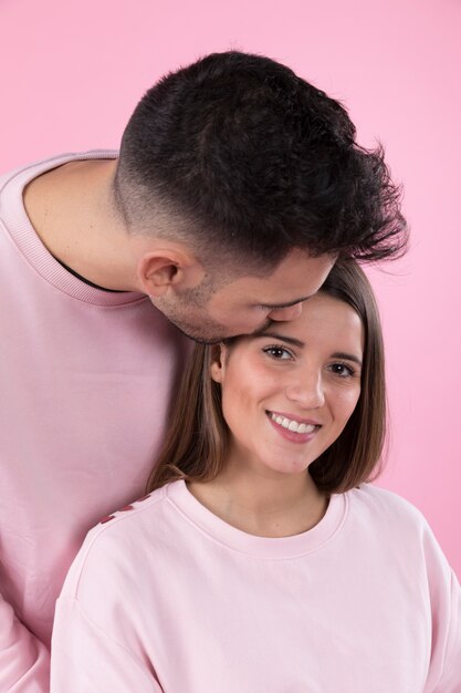 Foto grátis homem, beijando, jovem, mulher sorridente