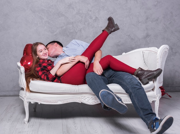 Foto grátis homem, beijando, mulher, bochecha, sofá