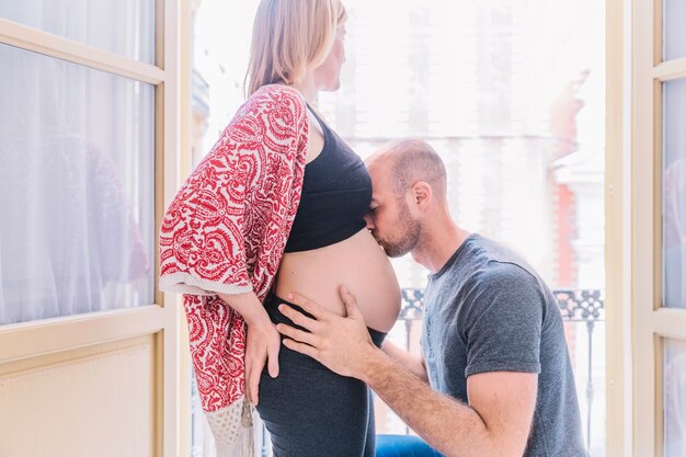 Homem, beijando, mulher grávida