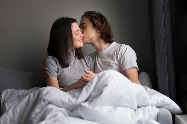 Homem, beijando, namorada, segurando, mãos