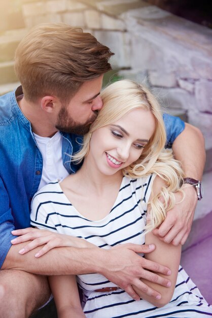 Homem beijando sua mulher na escada