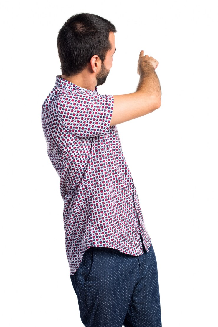 Foto grátis homem bonito apontando para trás