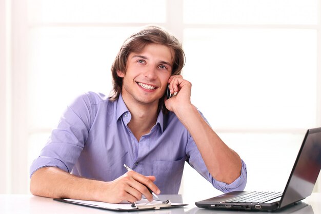 Homem bonito chamando pelo celular