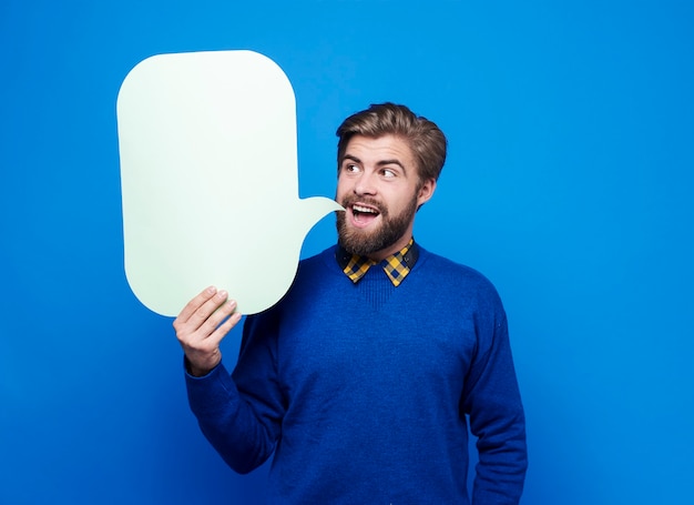 Homem bonito com balão de fala