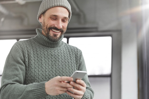 Homem bonito com barba e telefone