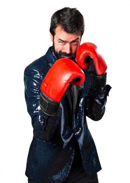 Homem bonito com casaco de lantejoulas com luvas de boxe