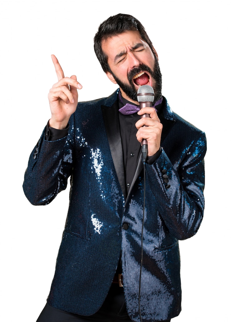 Foto grátis homem bonito com casaco de sequin cantando com microfone