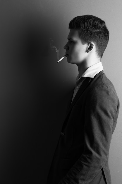Foto grátis homem bonito com cigarro