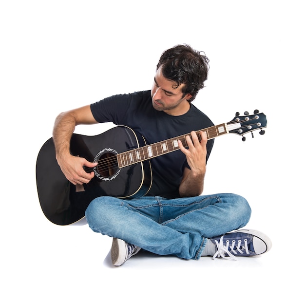 Homem bonito com guitarra sobre fundo branco