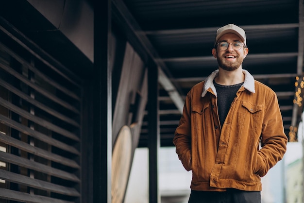 Homem bonito com jaqueta de inverno posando na rua