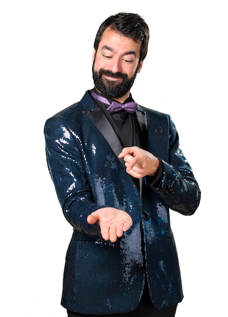 Foto grátis homem bonito com jaqueta de sequin segurando algo