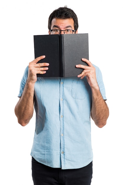 Foto grátis homem bonito com livro de leitura de óculos azuis