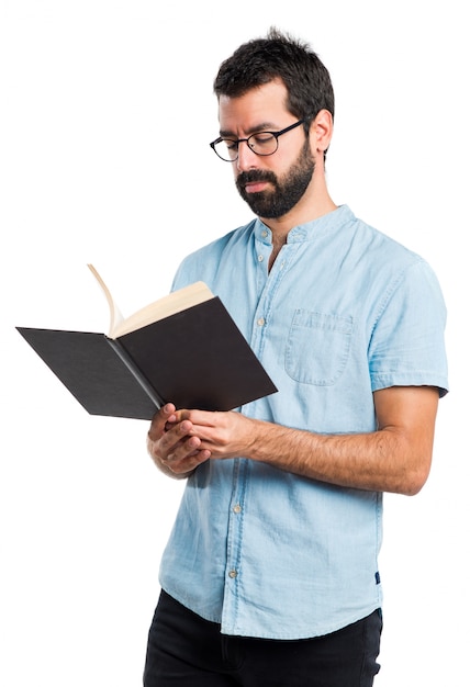 Homem bonito com livro de leitura de óculos azuis