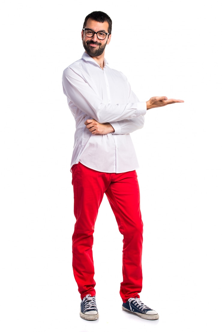 Foto grátis homem bonito com óculos apresentando algo