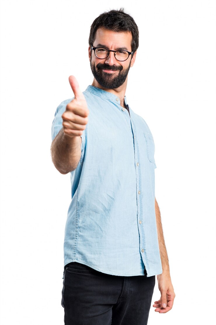 Foto grátis homem bonito com óculos azuis com o polegar para cima
