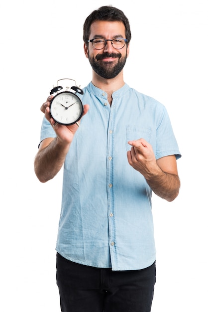 Foto grátis homem bonito com óculos azuis segurando relógio