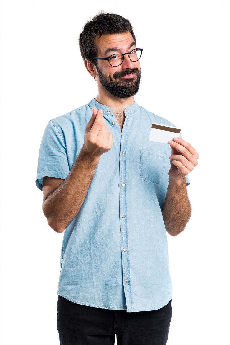 Foto grátis homem bonito com óculos azuis segurando um cartão de crédito