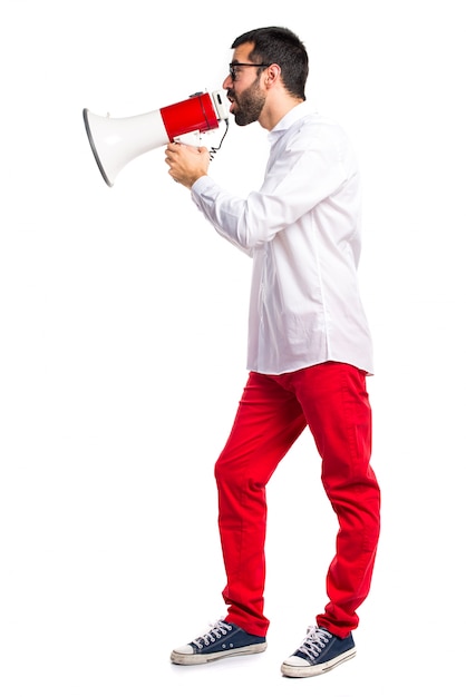 Foto grátis homem bonito com óculos gritando por megafone