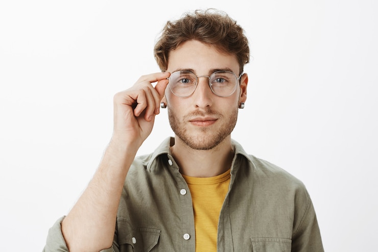 Foto grátis homem bonito com óculos posando no estúdio