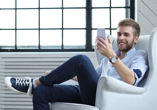 Homem bonito com smartphone